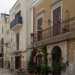 ...al piano terra di una palazzina depoca